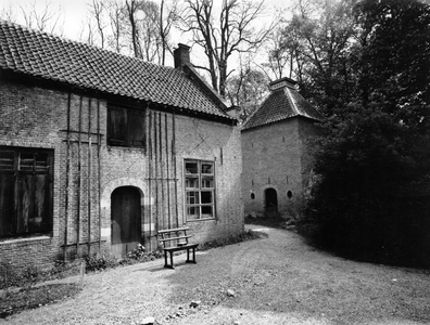 847837 Gezicht op het noordoostelijk gedeelte van het koetshuis behorende bij het Huis te Linschoten.